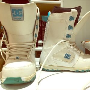 DC Women’s Snowboard Boots- size 8 worn only twice
